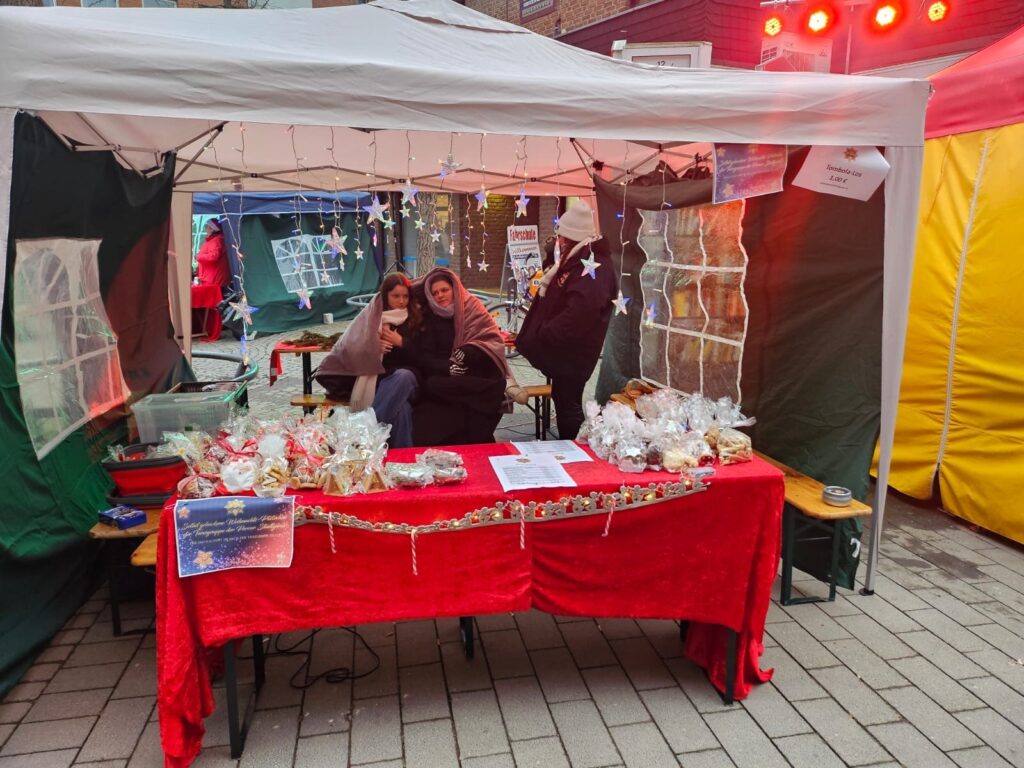 KG Porzer Stadtgarde e. V. - Kinder der Tanzgruppe bieten selbstgemachte Plätzchen an.