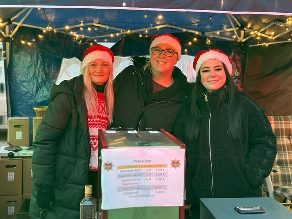 KG Porzer Stadtgarde e. V. - Immer ein lächeln im Gesicht, die Glühwein Mädels. 