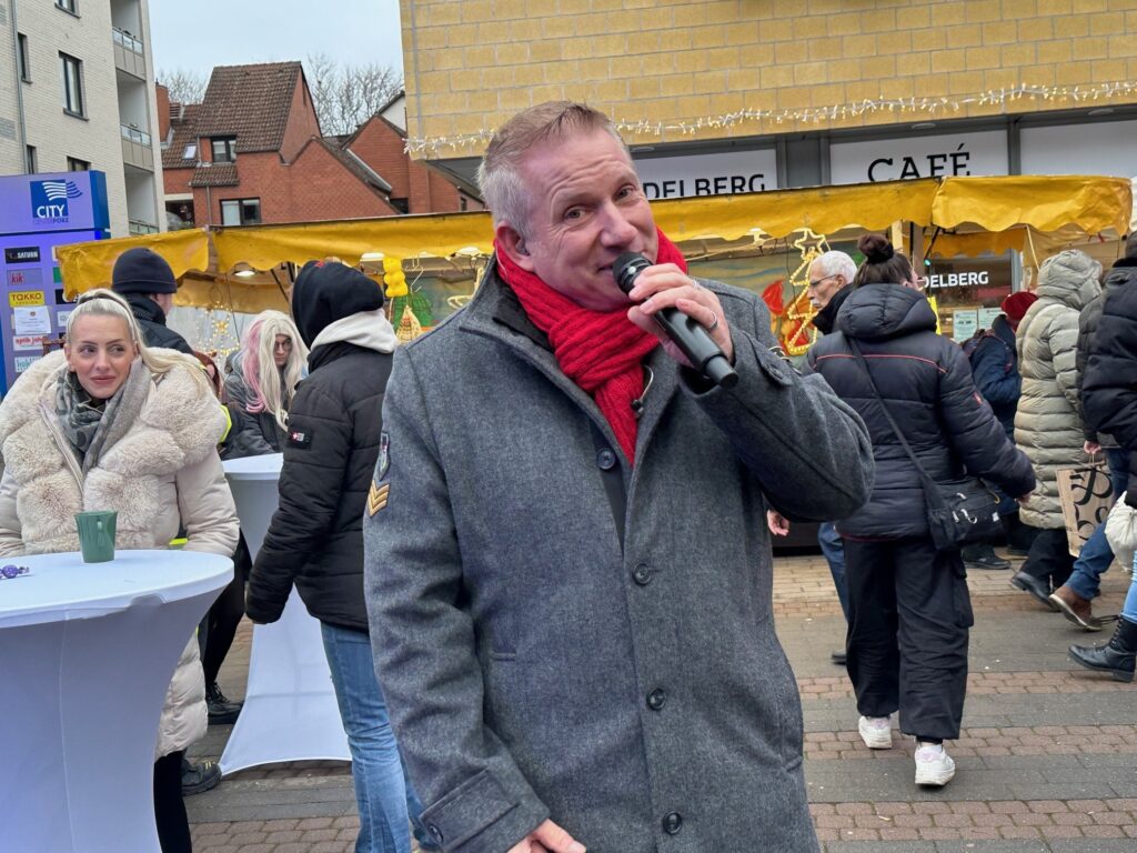 KG Porzer Stadtgarde e. V. - Marcus Mega beim Auftritt auf dem Porzer Weihnachtsmarkt.