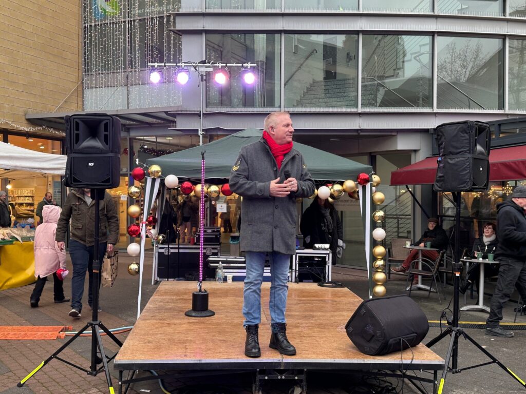 KG Porzer Stadtgarde e. V. - Marcus Mega beim Auftritt auf dem Porzer Weihnachtsmarkt.