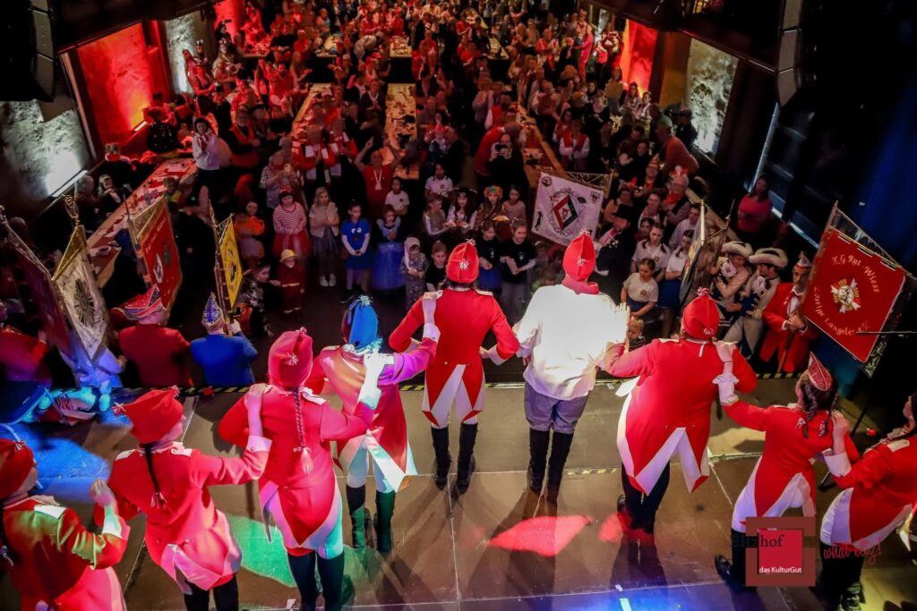 Die KG Porzer Stadtgarde e. V. mit Ihrer Kindertanzgruppe auf der Proklamation des Porzer Kinderdreigestirn.