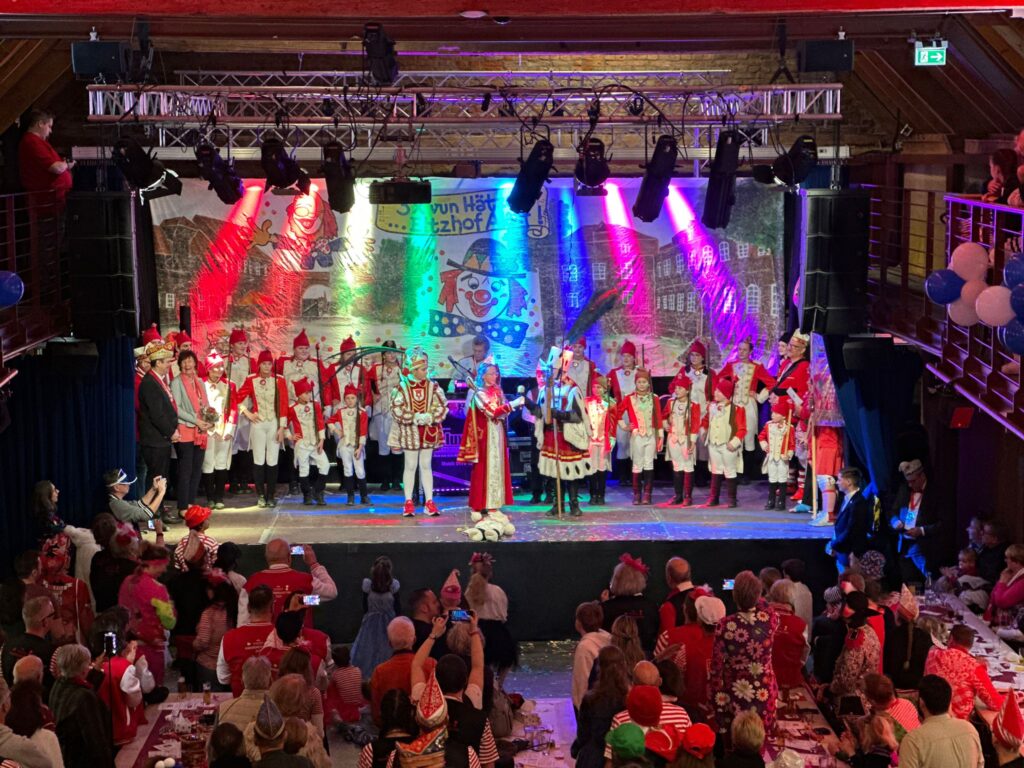 Die KG Porzer Stadtgarde e. V. mit Ihrer Kindertanzgruppe auf der Proklamation des Porzer Kinderdreigestirn.